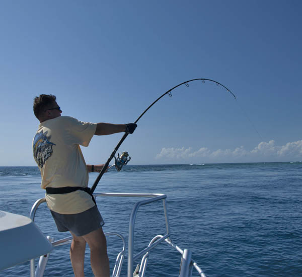 Nur im tropischen Salzwasser kann man solche rutenbiegenden Drills und Kämpfe gegen starke Fische erleben